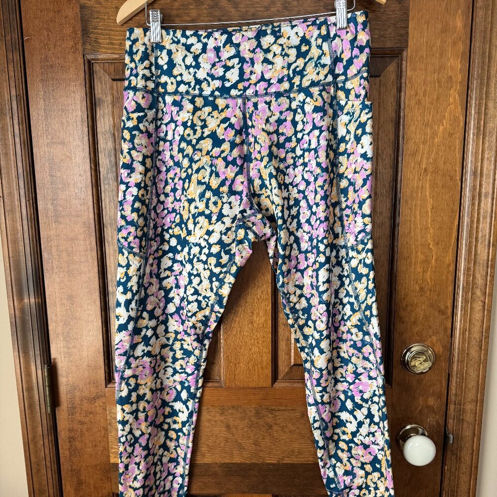 Tek Gear Blue w/Scattered Flowers Stash Pockets Leggings X-Large